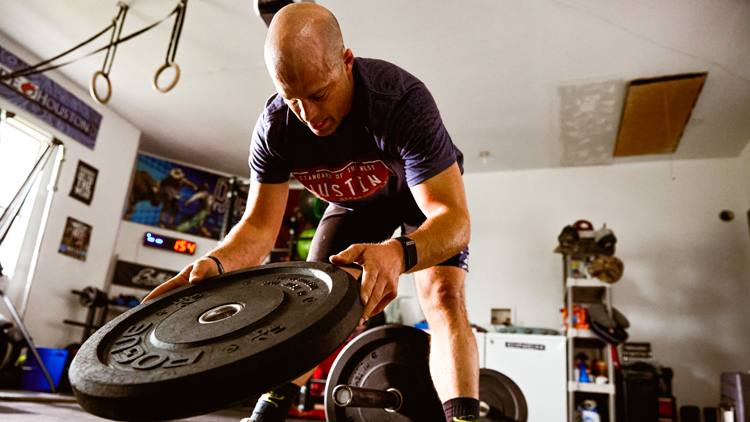 Dusty loading weights onto bar 